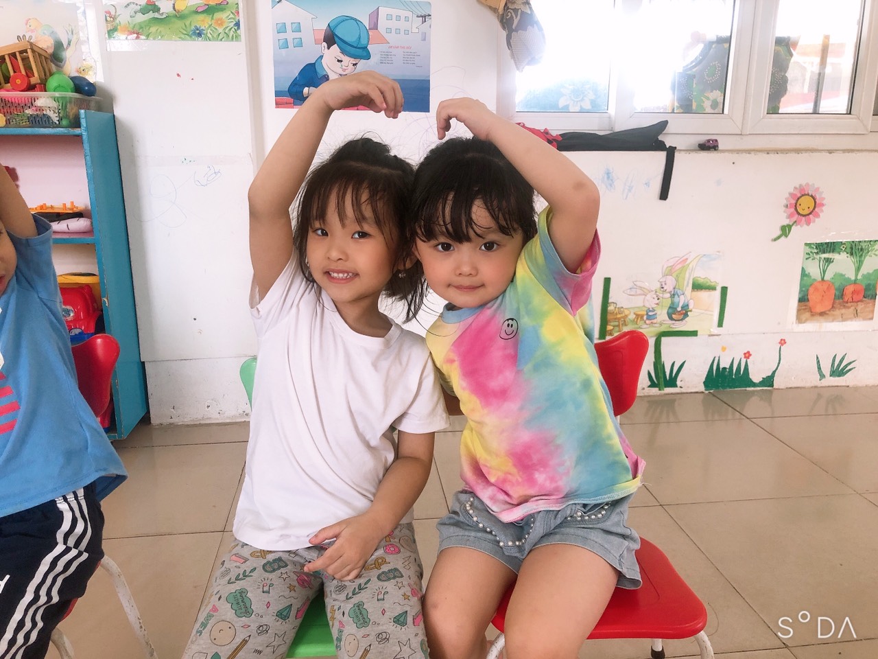 Hai bạn gái rất đáng yêu lớp 3 tuổi Sao Mai
