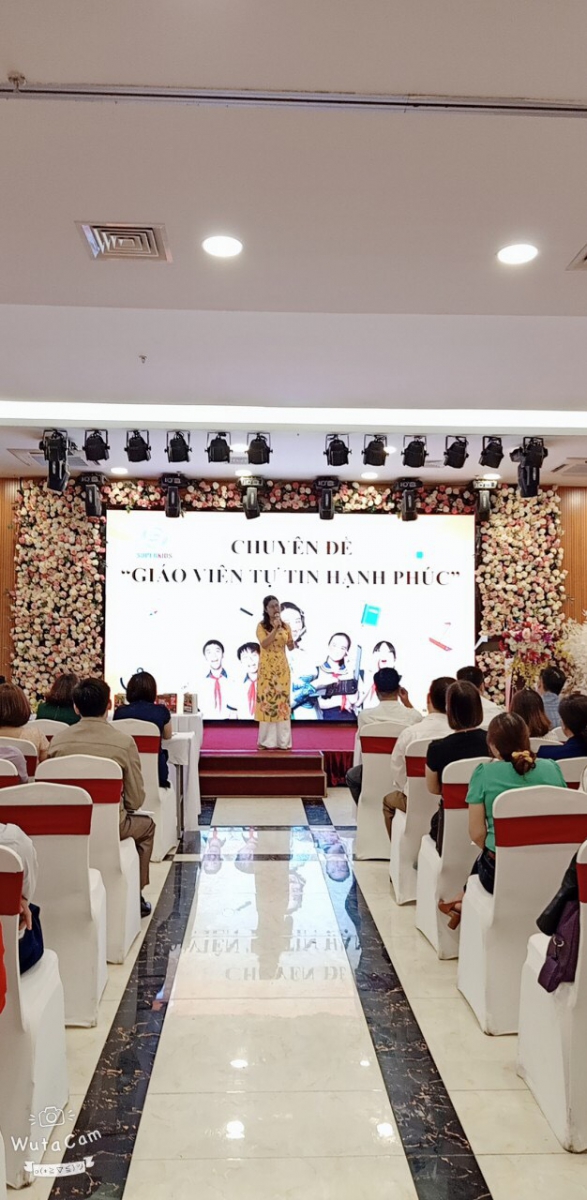 Diễn giả,giám đốc Trung tâm phát triển tài năng Superkids bà Lê Thanh Nhàn đang chia sẻ bí kíp tự tin hạnh phúc của giáo viên