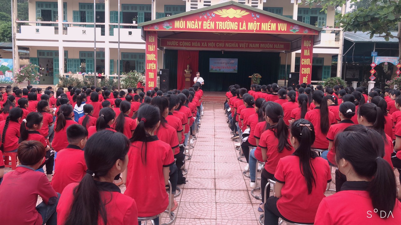 Các bạn học sinh rất chăm chú nghe MC Thuý Ngần hướng dẫn trong phần trò chơi khởi động.