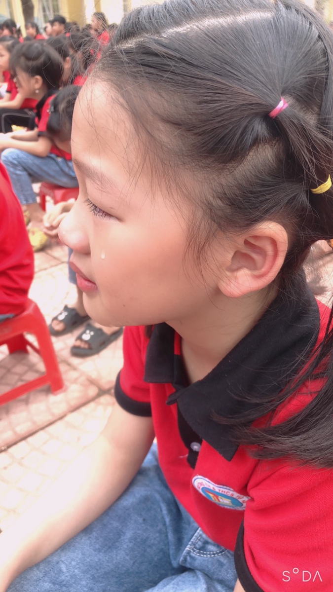 Một bạn gái cũng đã khóc ngay từ đầu khi diễn giả Quỳnh Nga kể câu chuyện Đôi Bàn Tay Mẹ