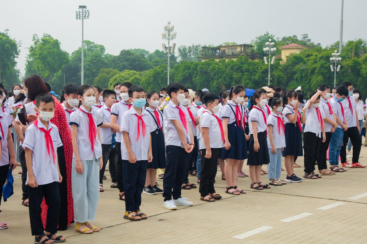 Mặc dù thời tiết rất nắng nóng nhưng các bạn học sinh Trường Lý Tự Trọng vẫn đứng rất trang nghiêm để dự lễ Báo công với Bác.
