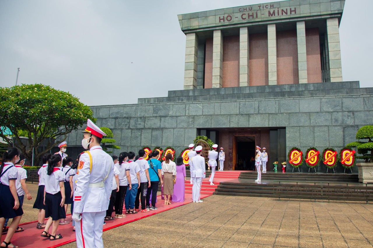 Sau khi Báo công xong thầy cô và các em học sinh trường Tiểu học Lê Văn Tám tiến vào trong Lăng để thăm thi hài của Bác.