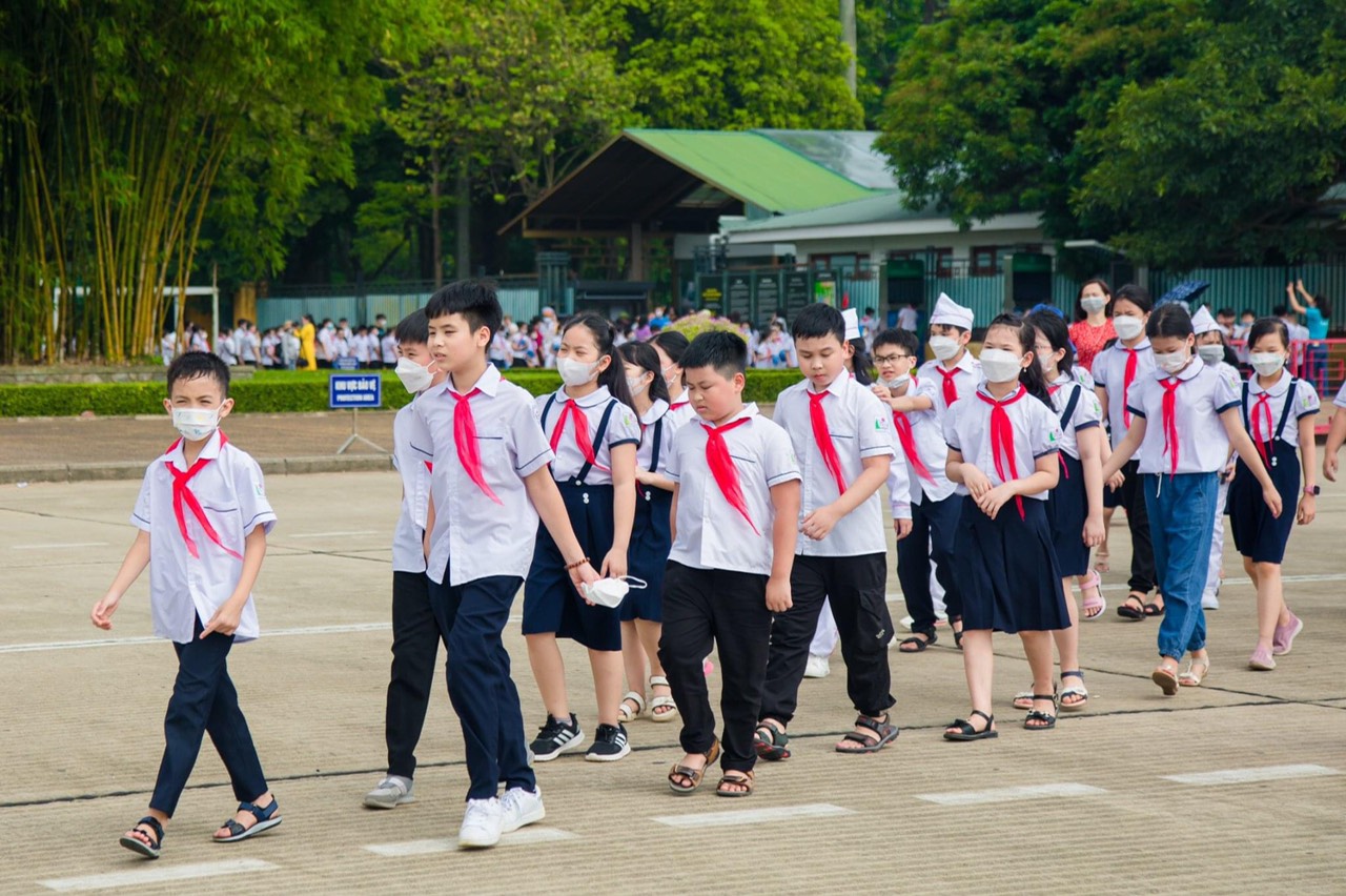Các em học sinh đang đi vào sân Quảng Trường Ba Đình để ngắm toàn cảnh tại Lăng Chủ Tịch Hồ Chí Minh.