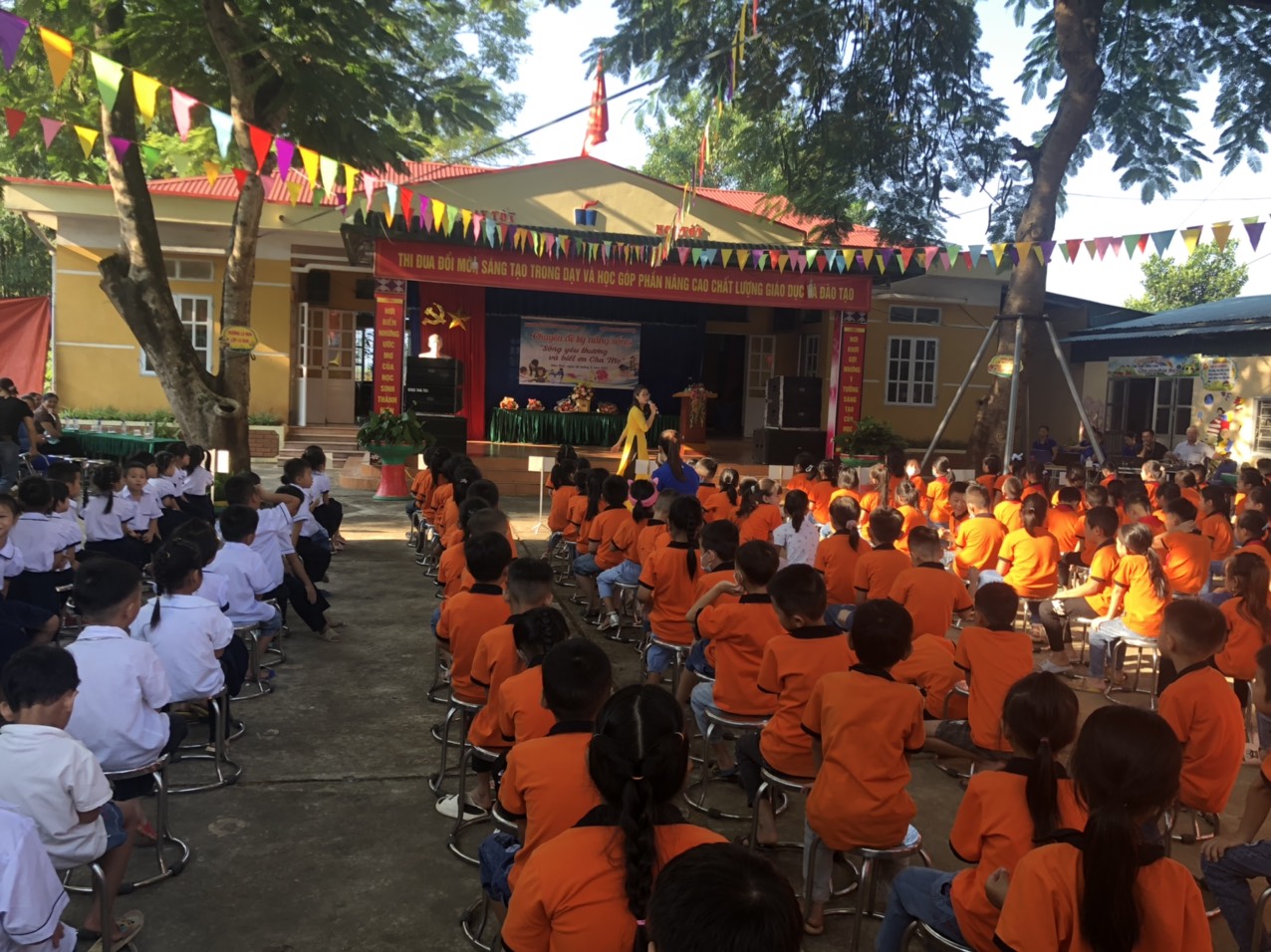 Các em học sinh rất hào hứng khi được Diễn giả Lê Thanh Nhàn chuyên gia đào tạo Kỹ năng sống chia sẻ.
