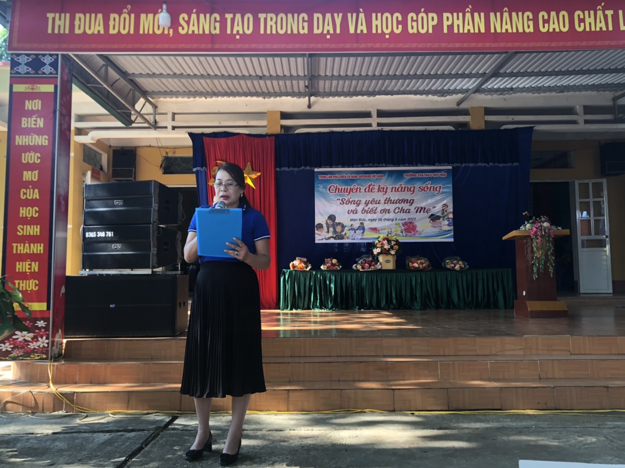 Cô  Hà Thị Hạnh hiệu trưởng nhà trường tổ chức Khai mạc chyên đề "Sống Yêu thương và biết ơn cha mẹ"