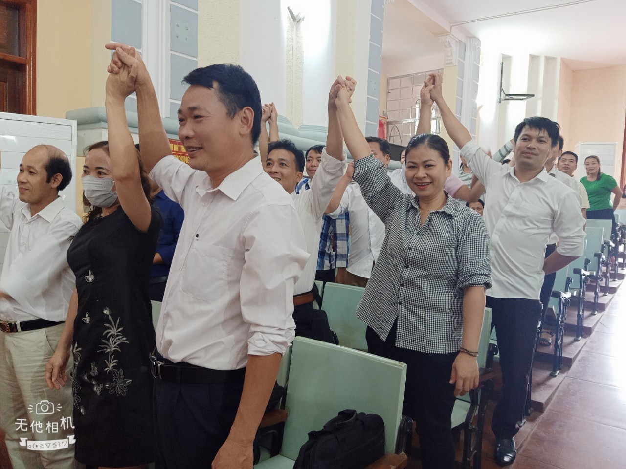 Những cắp đôi trong phần trò chơi. giúp cho giáo viên các trường TH & THCS huyện Lạc Sơn thêm gắn kết hơn.
