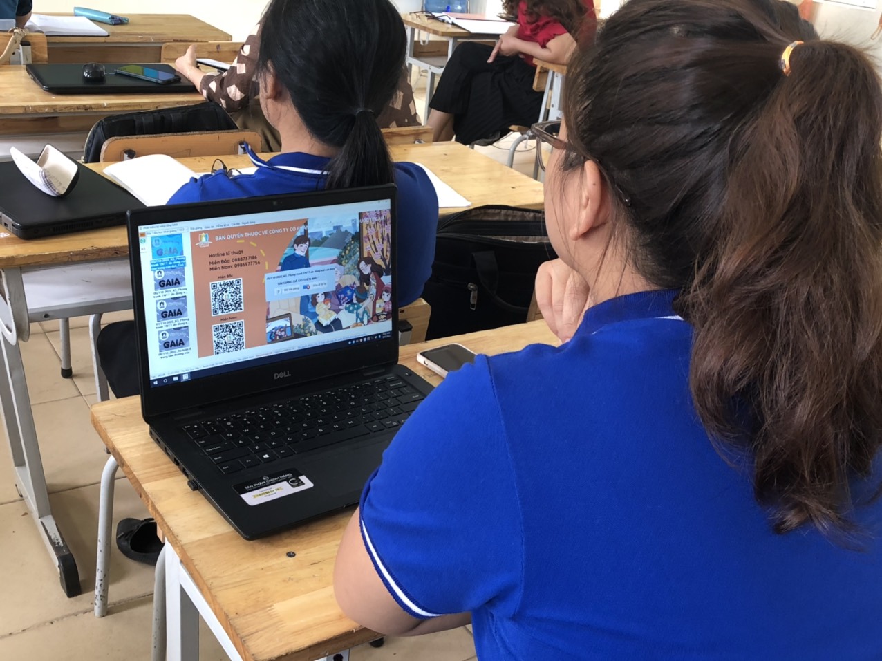 Các thầy cô tham gia một tiết học của phần mềm kỹ năng sống Gaia khối 6 , bài học "Văn hóa ứng xử nơi học đường"