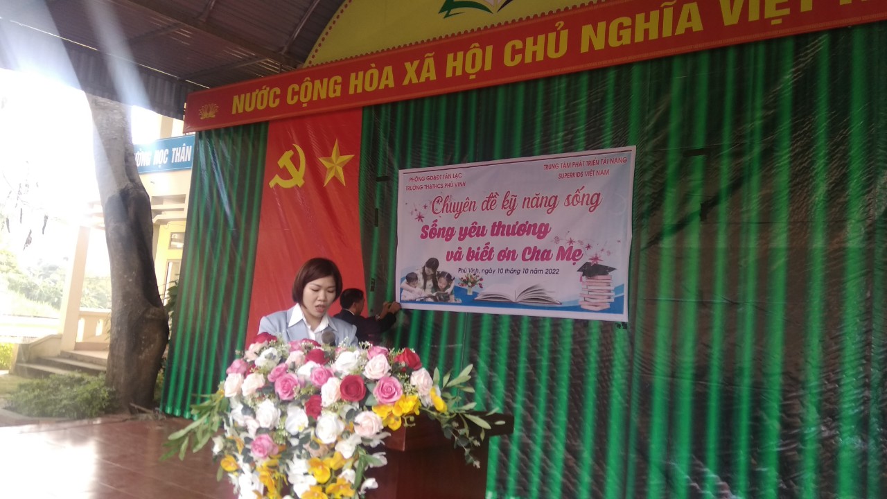 Cô Tổng phụ trách trường TH & THCS Phú Vinh huyện Tân Lạc là MC của buổi chuyên đề "Sông yêu thương và biết ơn cha mẹ"