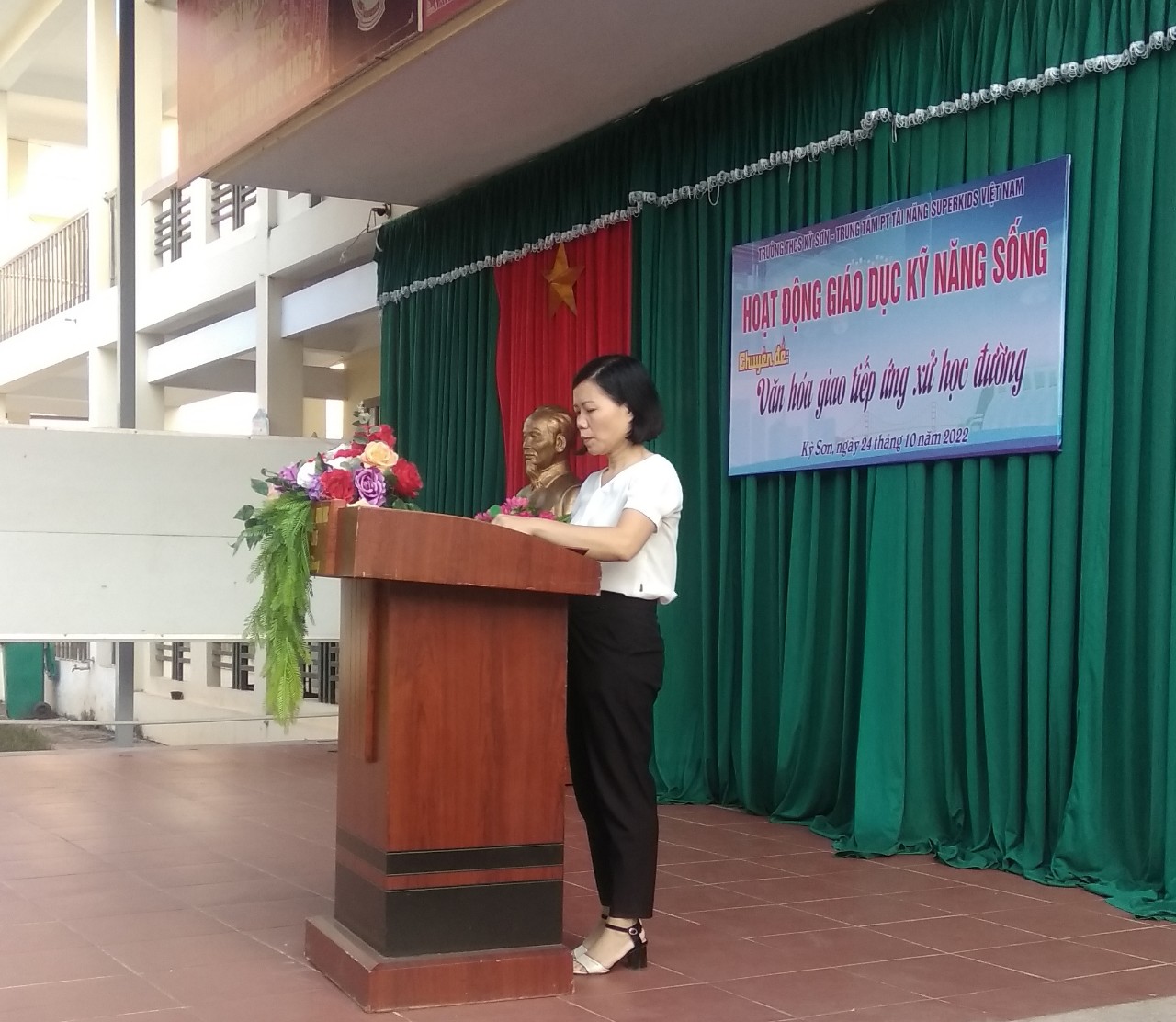 Cô Nguyễn Thị Hằng Nga Bí thư chi bộ, Hiệu trưởng nhà trường phát biểu khai mạc chương trình.