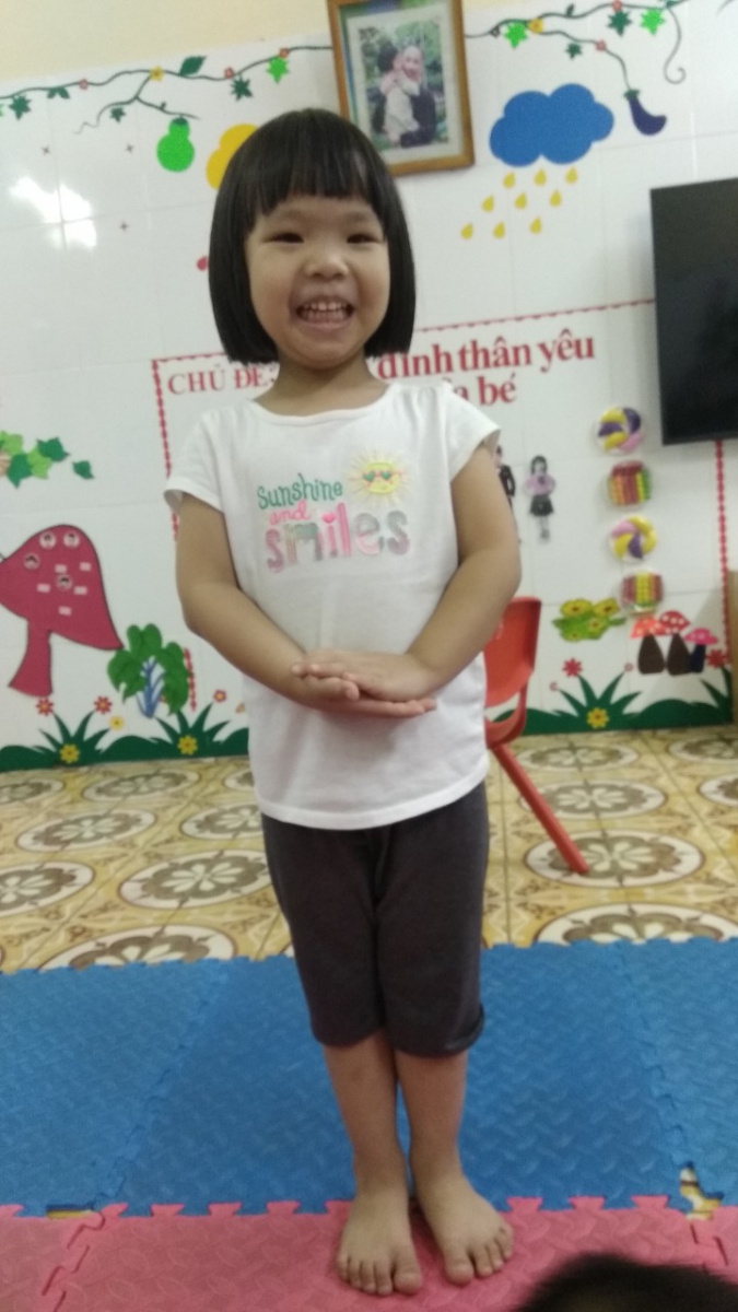 Em học sinh lớp 3 tuổi trường mầm non Quỳnh Lâm thể hiện kỹ năng ngôn ngữ hình thể rất tự tin và đáng yêu.