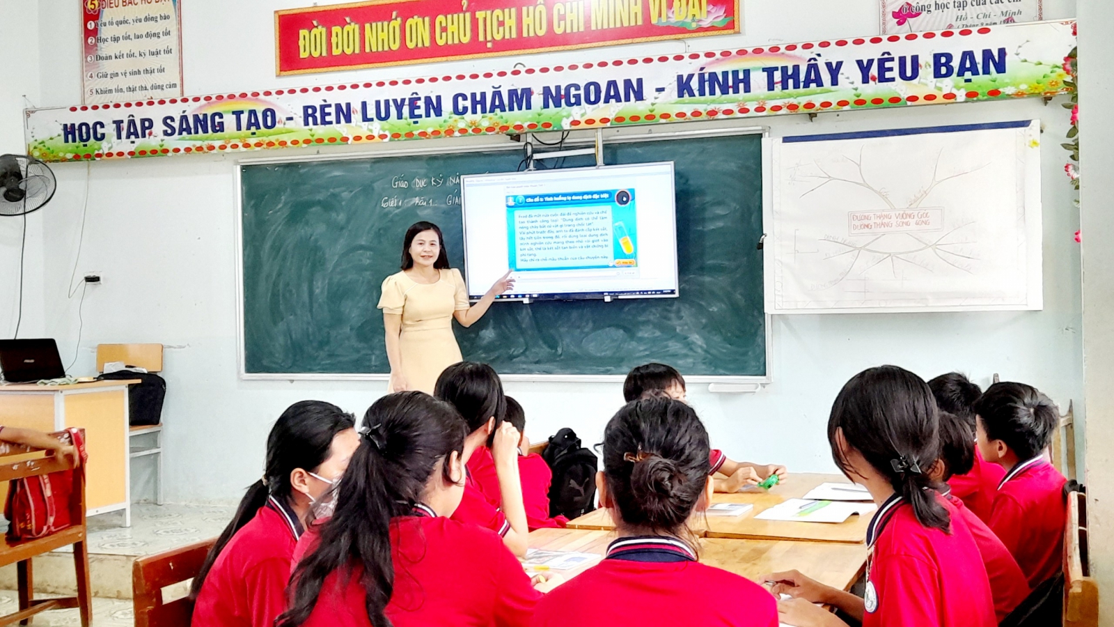 Cô giáo Bùi Thị Loan giáo viên chủ nhiệm lớp 7 trực tiếp giảng dạy kỹ năng sống Gaia tiết học "Giải quyết mâu thuẫn hiệu quả" 