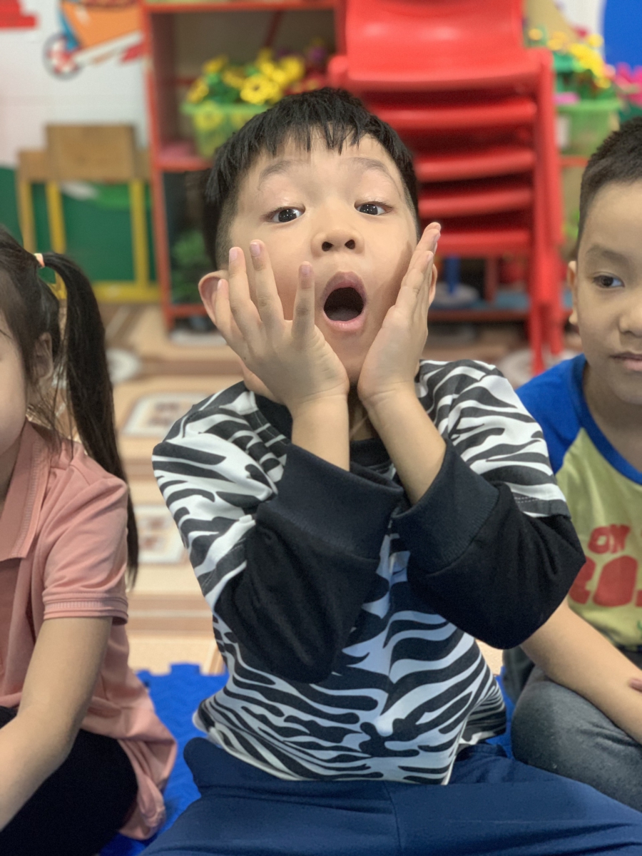 Diễn xuất biểu cảm "Ngạc nhiên" rất đáng yêu của các bạn nhỏ lớp 5 tuổi Trường mầm non Phương Lâm.