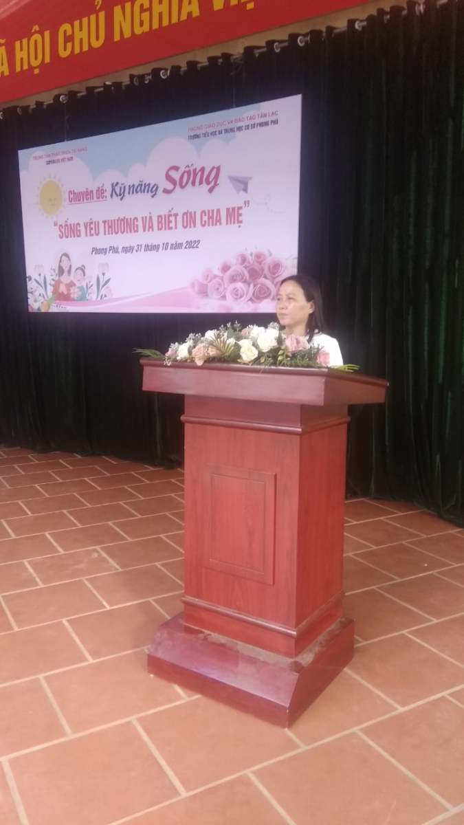 Cô Nguyễn Thị Thu Hương Hiệu phó trường TH & THCS Phong Phú khai mạc chương trình.