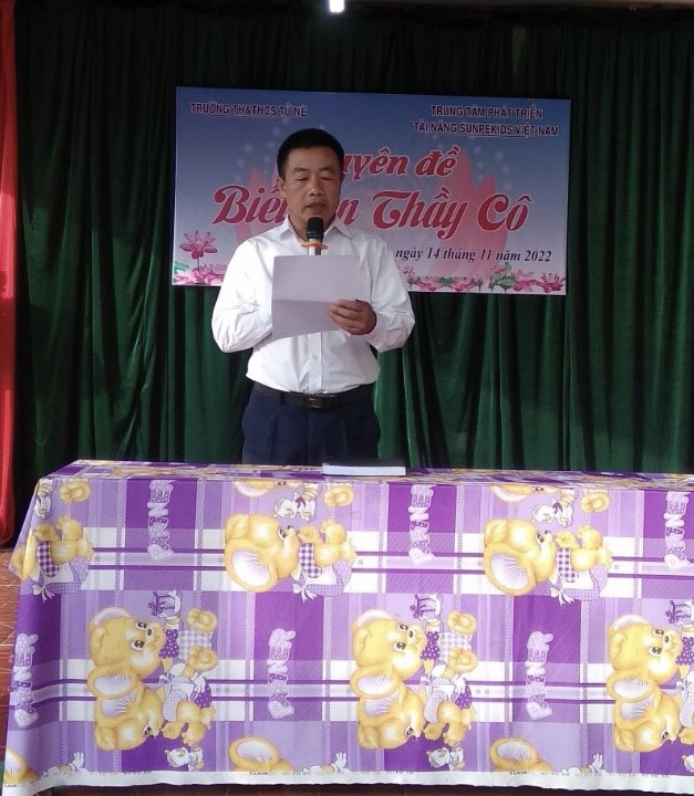Thầy Trần Xuân Bình hiệu trưởng Trường TH & THCS Tử Nê huyện Tân Lạc khai mạc chương trình.