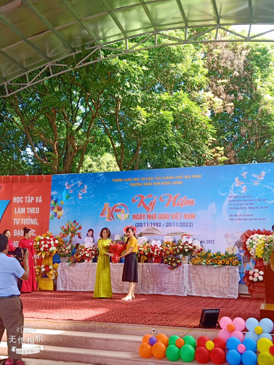 Cô Thúy Ngần trưởng phòng đào tạo tặng hoa và chúc mừng Trường mầm non Nắng Hồng, phường Kỳ Sơn, tp. Hòa Bình