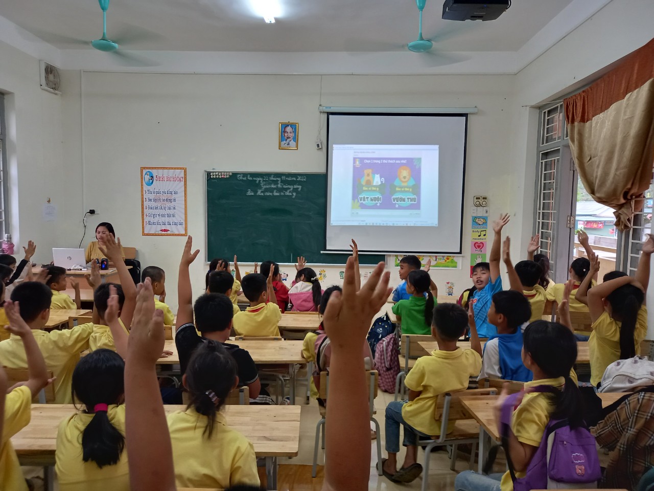 Những cánh tay hăng hái xây dựng bài của các em học sinh lớp 4_Trường TH và THCS Thung Nai_huyện Cao Phong_ tỉnh Hòa Bình