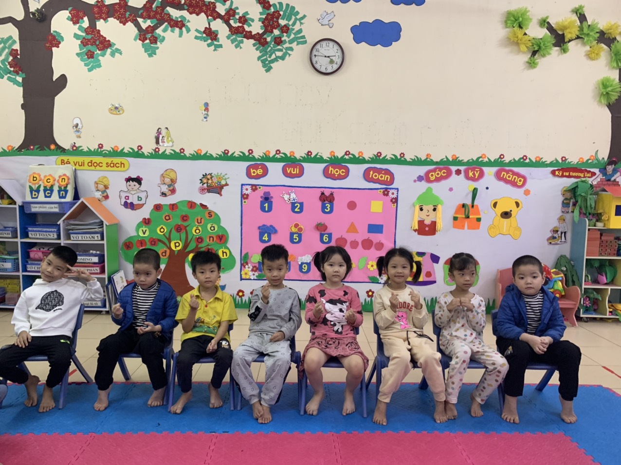 Các bé lớp 5 tuổi A2 Trường mầm non Thái Bình__tp. Hòa Bình đang làm theo hiệu lệnh của trò chơi gió thổi.