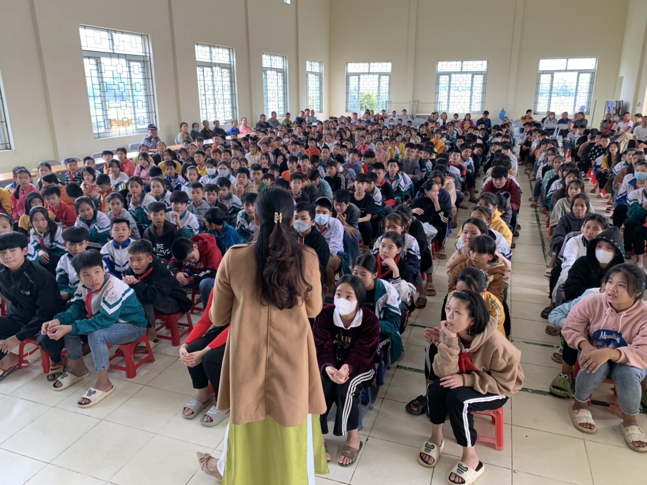 Diễn giả Thúy Ngần cùng cùng các em học sinh Trường THCS Sào Báy_ huyện Kim Bôi_tỉnh Hòa Bình