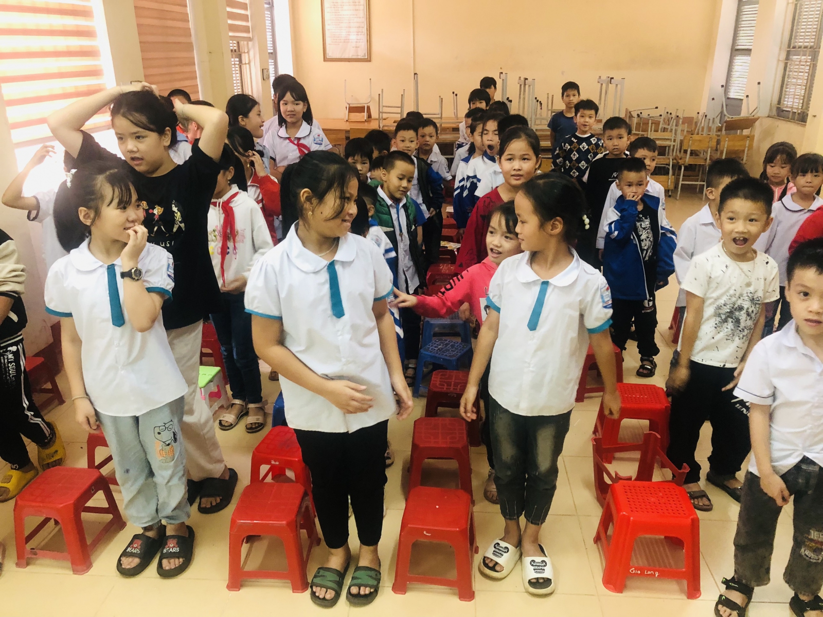 Phần chơi khởi động của các em học sinh khối tiểu học Trường tiểu học Thái Thịnh.