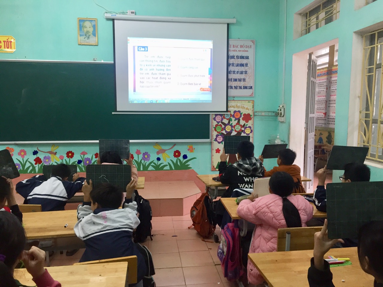 Hình ảnh các em học simh lớp 5_ Trường TH và THCS Thung Nai đang hăng say học bài với phần mềm Kỹ năng sống Gaia
