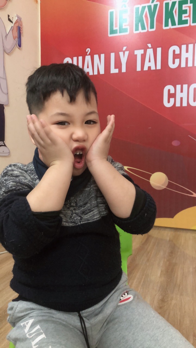 Học các kỹ năng biểu cảm theo tranh ảnh của bé Minh Quang 4 tuổi tại lớp học MC nhí.
