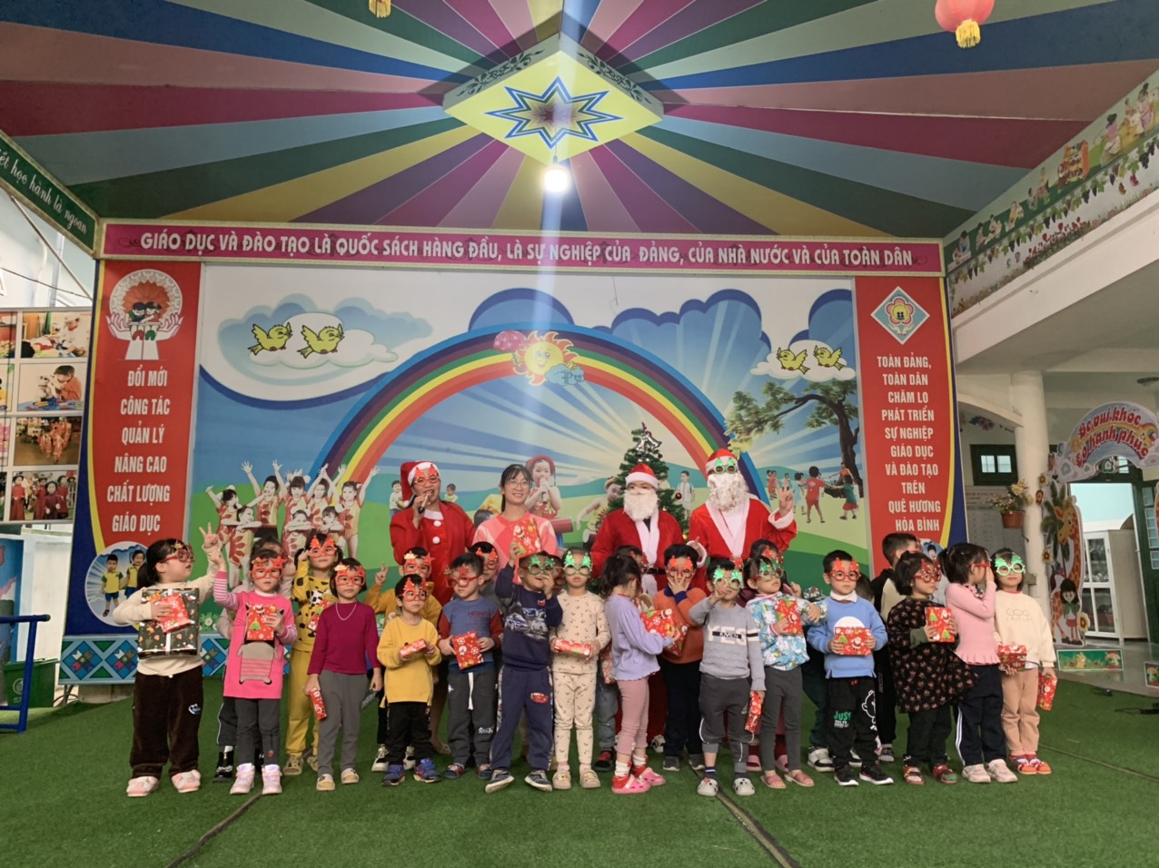 Chương trình trao quà Noel cho các bé Trường mầm non Tân Thịnh A, Tp. Hòa Bình
