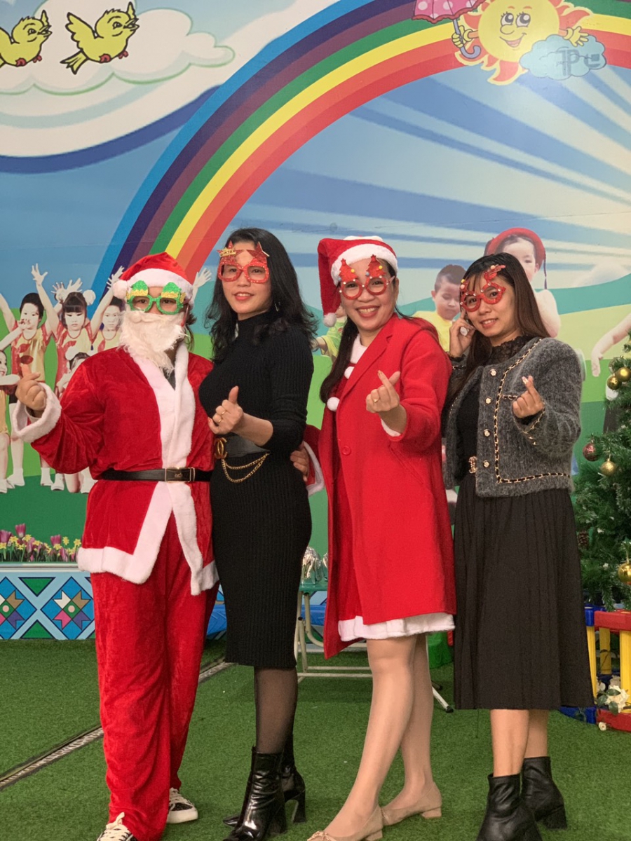 Các cô giáo Trung tâm và các cô giáo của Trường mầm non Tân Thịnh A trong không khí vui tươi của ngày lễ Noel.