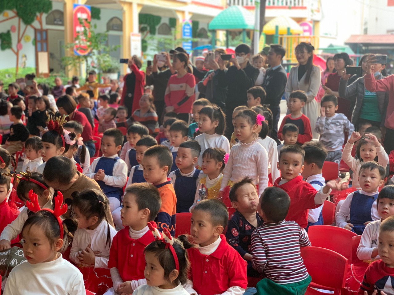 Các em học sinh và các bậc phụ huynh đến tham dự chương trình trao quà Noel năm 2022 tại Trường ,mầm non Phương Lâm