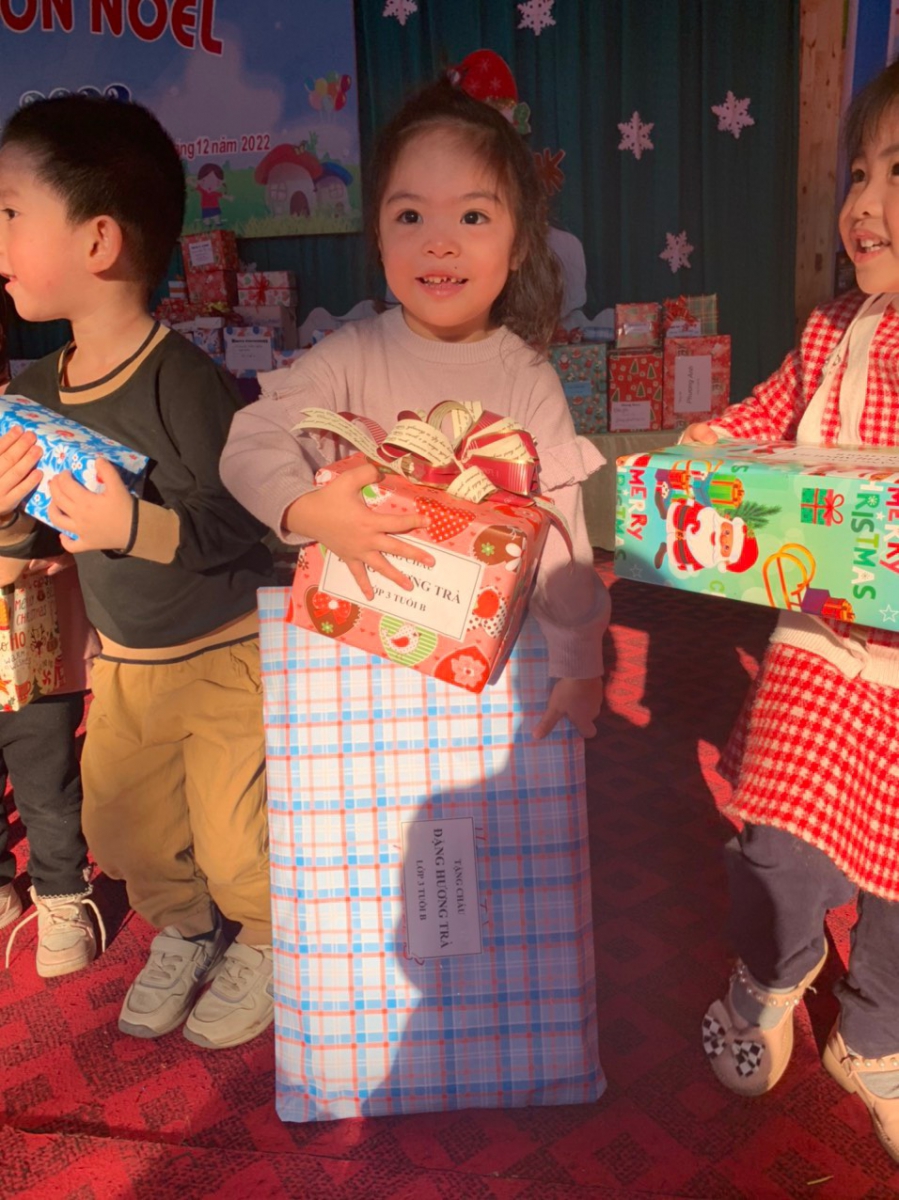 Niềm vui và hạnh phúc của các bé khi nhận được món quà từ ông già Noel