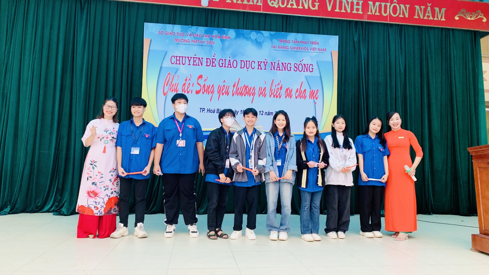 Sáng thứ 7 ngày 16 tháng 12, trường THPT Kỳ Sơn kết hợp với trung tâm giáo dục kĩ năng sống Superkids tổ chức chuyên đề " Sống yêu thương và biết ơn cha mẹ".