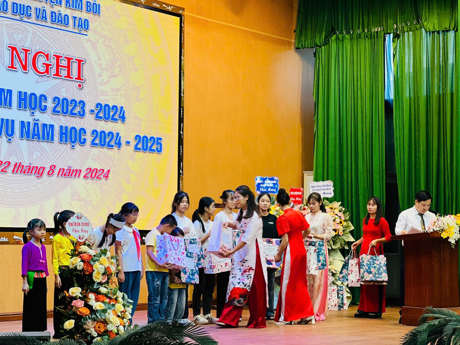 Bà Lê Thị Nhàn giám đốc trung tâm phát triển tài năng Superkids trao quà cho các em học sinh