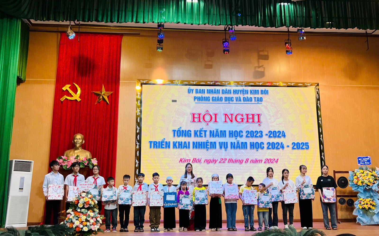 22 em học sinh có thành tích xuất sắc trong năm học 2023-2024 của huyện Kim Bôi, tỉnh Hòa Bình.