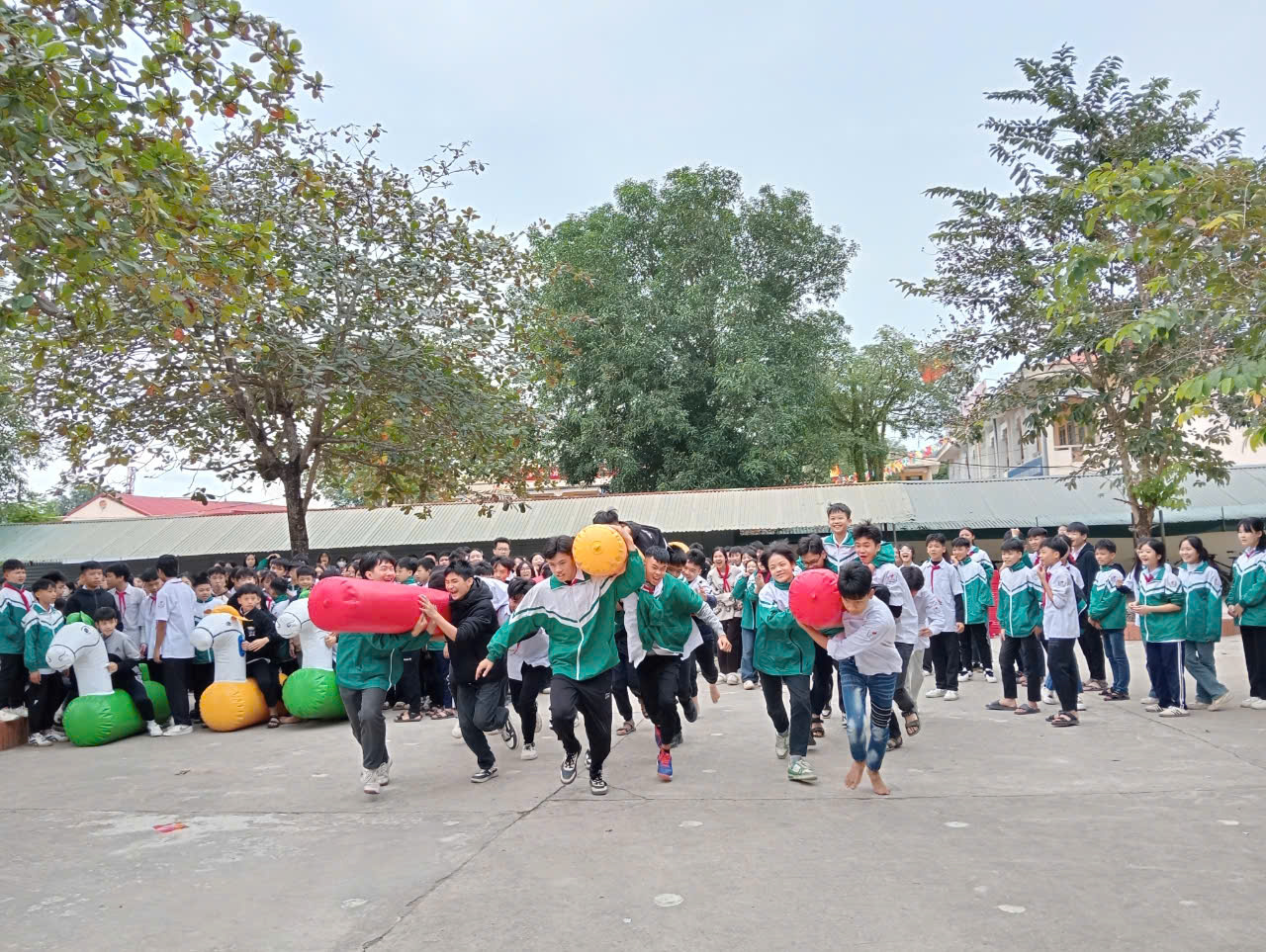 Học sinh tham gia trò chơi về quản lý thời gian